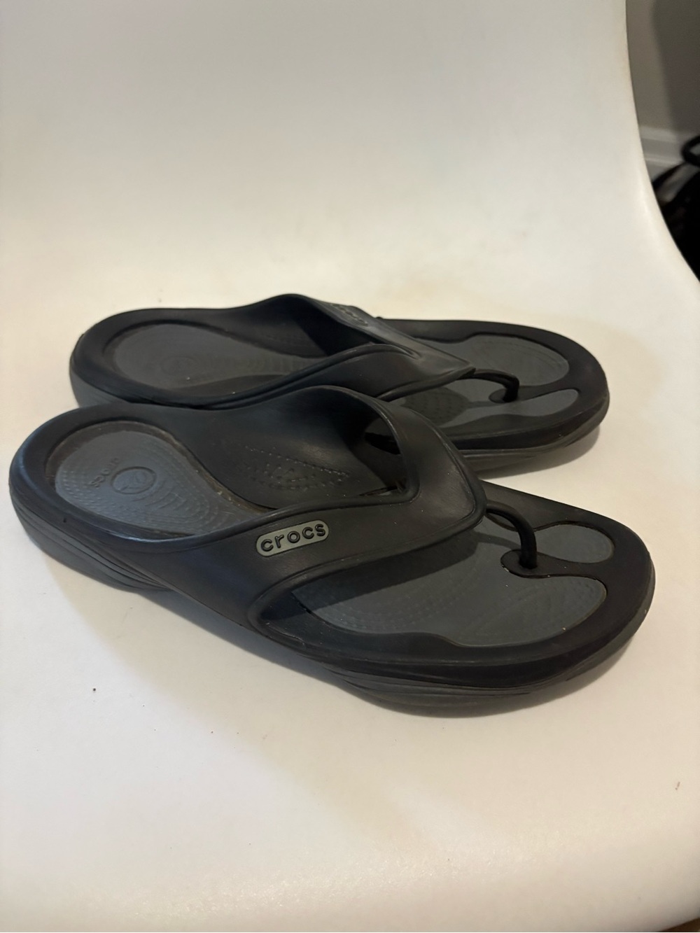 Crocs men’s thong sandals size 9 black grey Athens style rubber